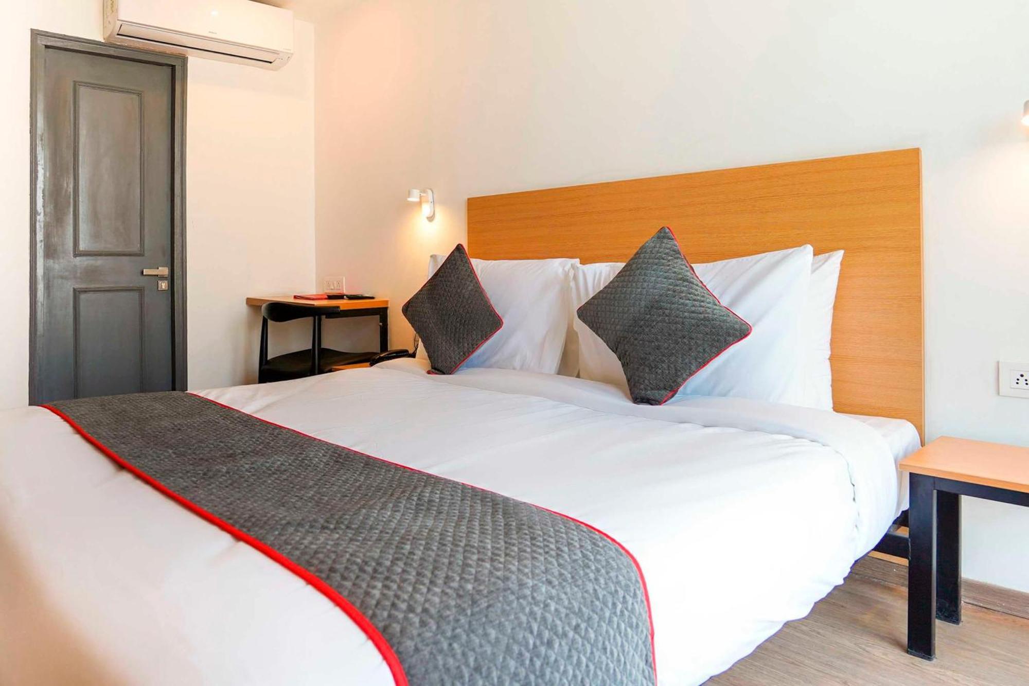 Super Townhouse O Hotel Aditya Residency Near Parthala Over Bridge Sector 121 Noida Indirapuram Екстериор снимка